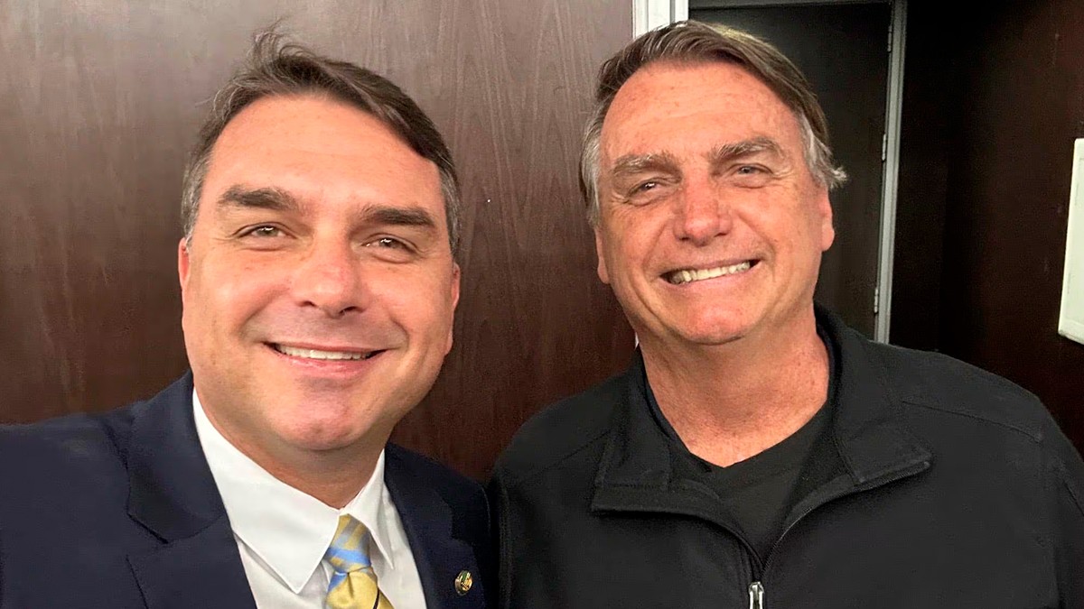Flávio Bolsonaro nega possibilidade de Jair disputar eleição presidencial em 2030